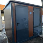 Contenedor Sanitario 2 Cabinas (243 × 174 × 246 cm) – Doble WC Autónomo para Obras y Eventos