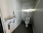 Contenedor Sanitario 2 Cabinas (243 × 174 × 246 cm) – Doble WC Autónomo para Obras y Eventos - Imagen 4