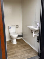 Contenedor Sanitario 3 Cabinas – WC, Lavabo y Calentador Integrados para Obras y Eventos - Imagen 3
