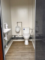 Contenedor Sanitario 3 Cabinas – WC, Lavabo y Calentador Integrados para Obras y Eventos - Imagen 4