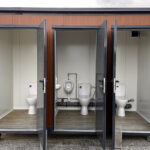 Contenedor Sanitario 3 Cabinas – WC, Lavabo y Calentador Integrados para Obras y Eventos