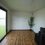 Contenedor Helsinki de 4,80 x 3,50 metros. Ideal como bungalow deportivo, taller, oficina de producción, oficina adicional, oficina de ventas o sala de reuniones. - Imagen 3