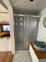 Tiny House 8 × 2,55 m totalmente equipada – Minimalista, sostenible y móvil - Imagen 6