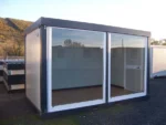 Contenedor Helsinki de 4,8 x 3,5 metros. Ideal como bungalow deportivo, taller, oficina de producción, oficina adicional, oficina de ventas o sala de reuniones.
