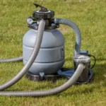 GRE - Kit de piscina redonda elevada de acero blanco de Ø480 x 132 cm (incluye filtro de arena y escalera) - Imagen 4